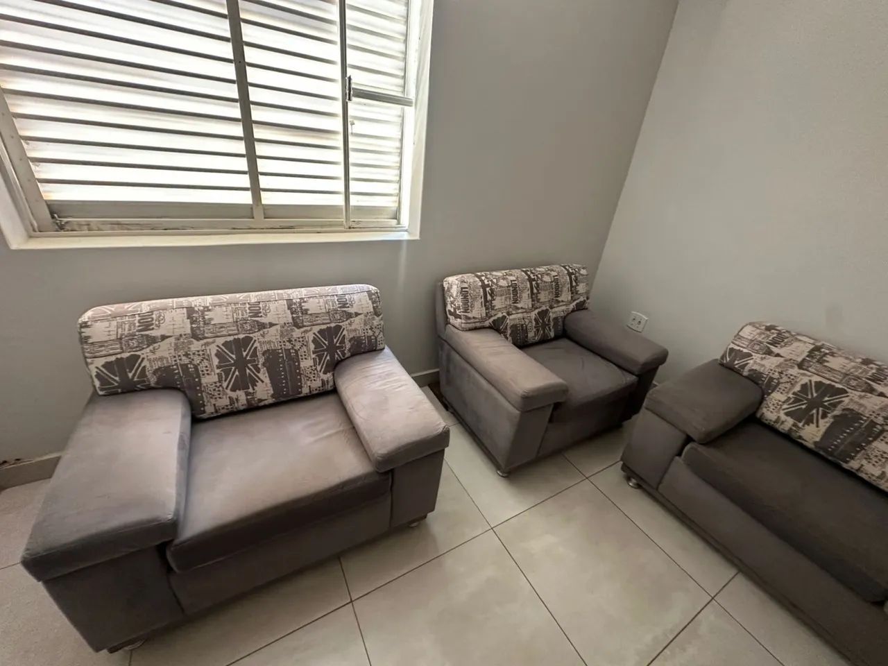 Conjunto sofá (um de 3 lugares e dois de 1 lugar)