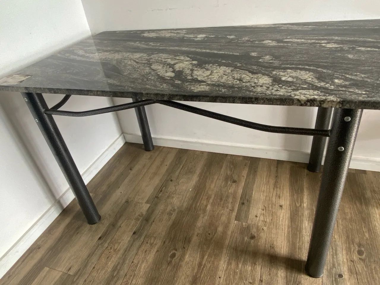 Mesa de Jantar em Granito com Pés de Ferro