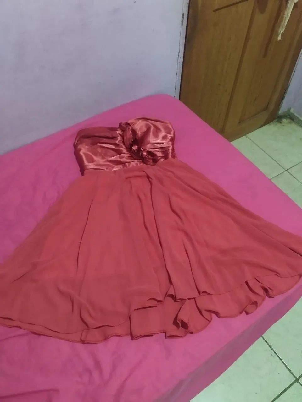 Vestido de festa rosa com echarpe 