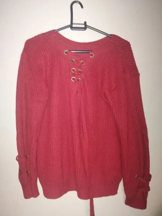 Suéter vermelho feminino, corte renascentista, com gola e pulso ajustáveis. Tamanho G.