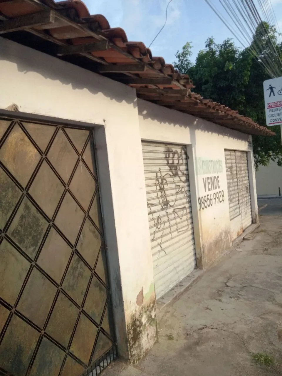 Terreno com duas casas e ponto comercial.