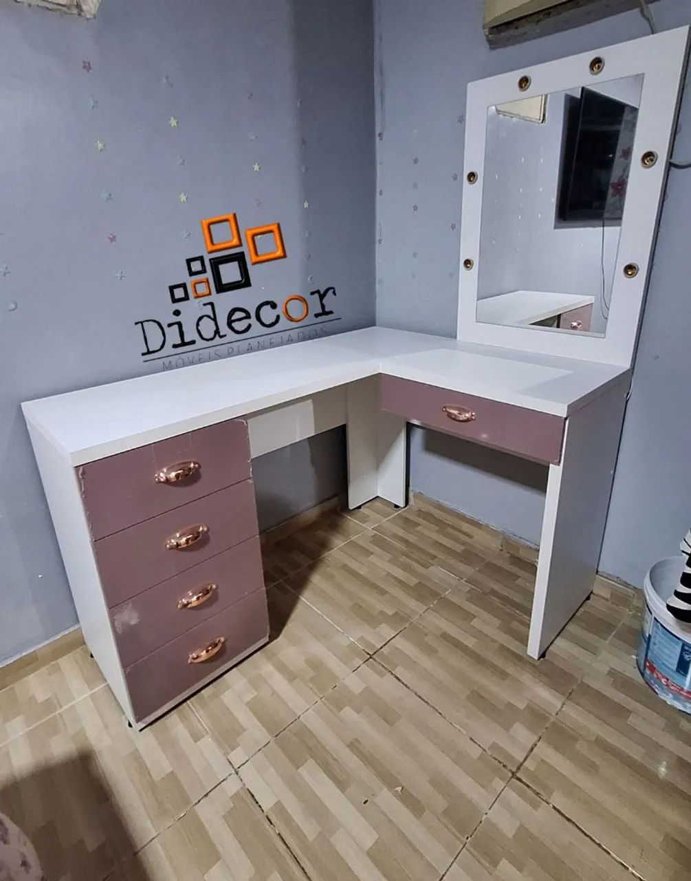 Dressing table with seashell-shaped drawer pull65171916798210120