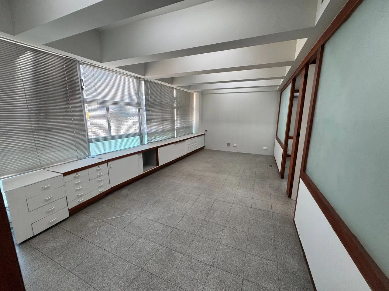 Escritório com 110m2. Lindamente Reformado. Divisão Otimizada do Espaço