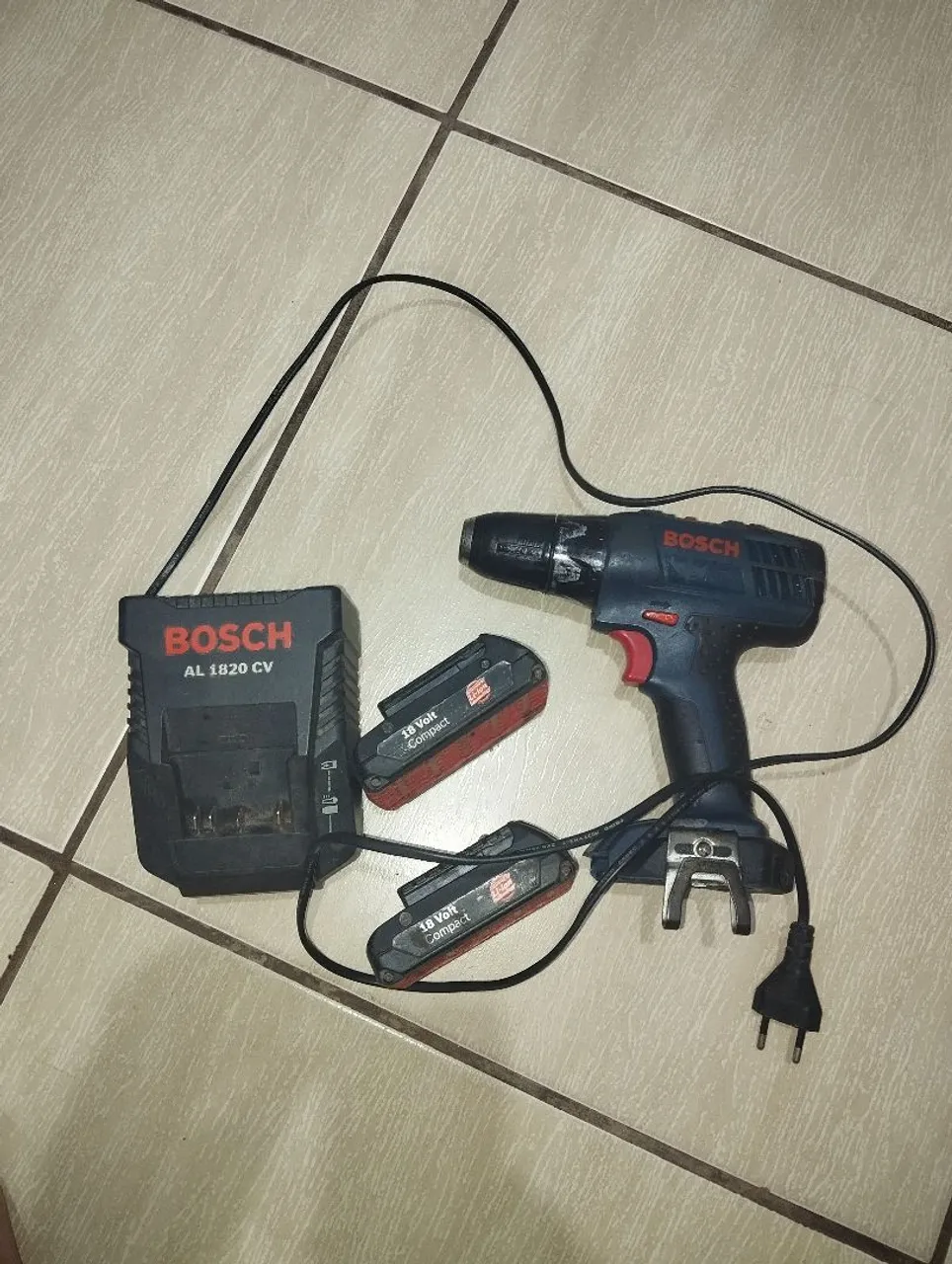 Furadeira/Parafusadeira Bosch 18V com 2 bateria e carregador