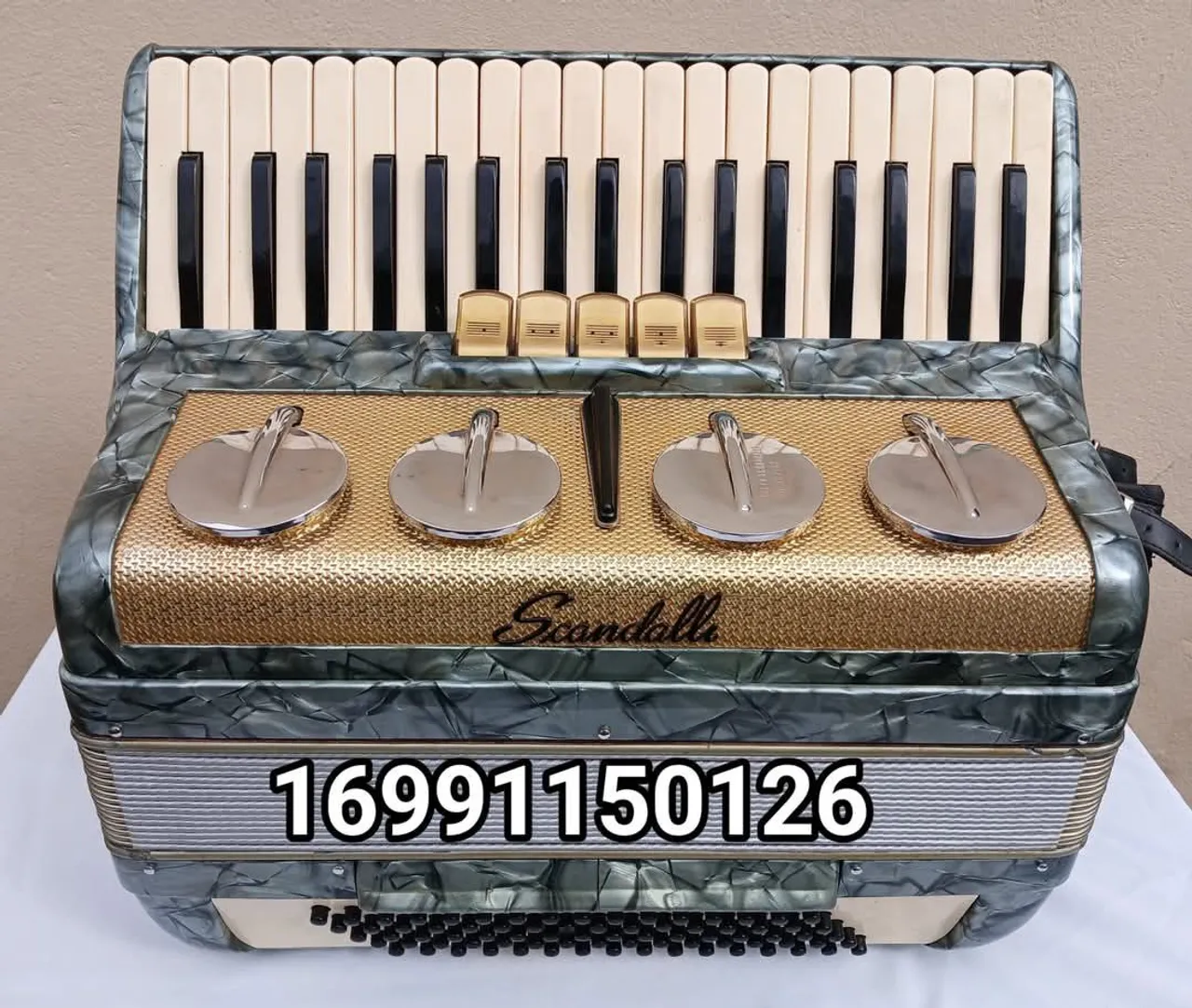 Acordeon Scandalli 80 baixos