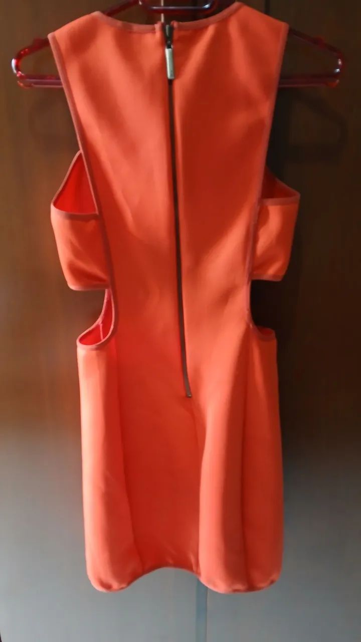 Vestido curto com recortes - P - Foto 2