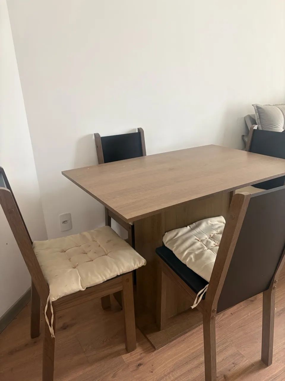 Conjunto Mesa com 4 cadeiras 
