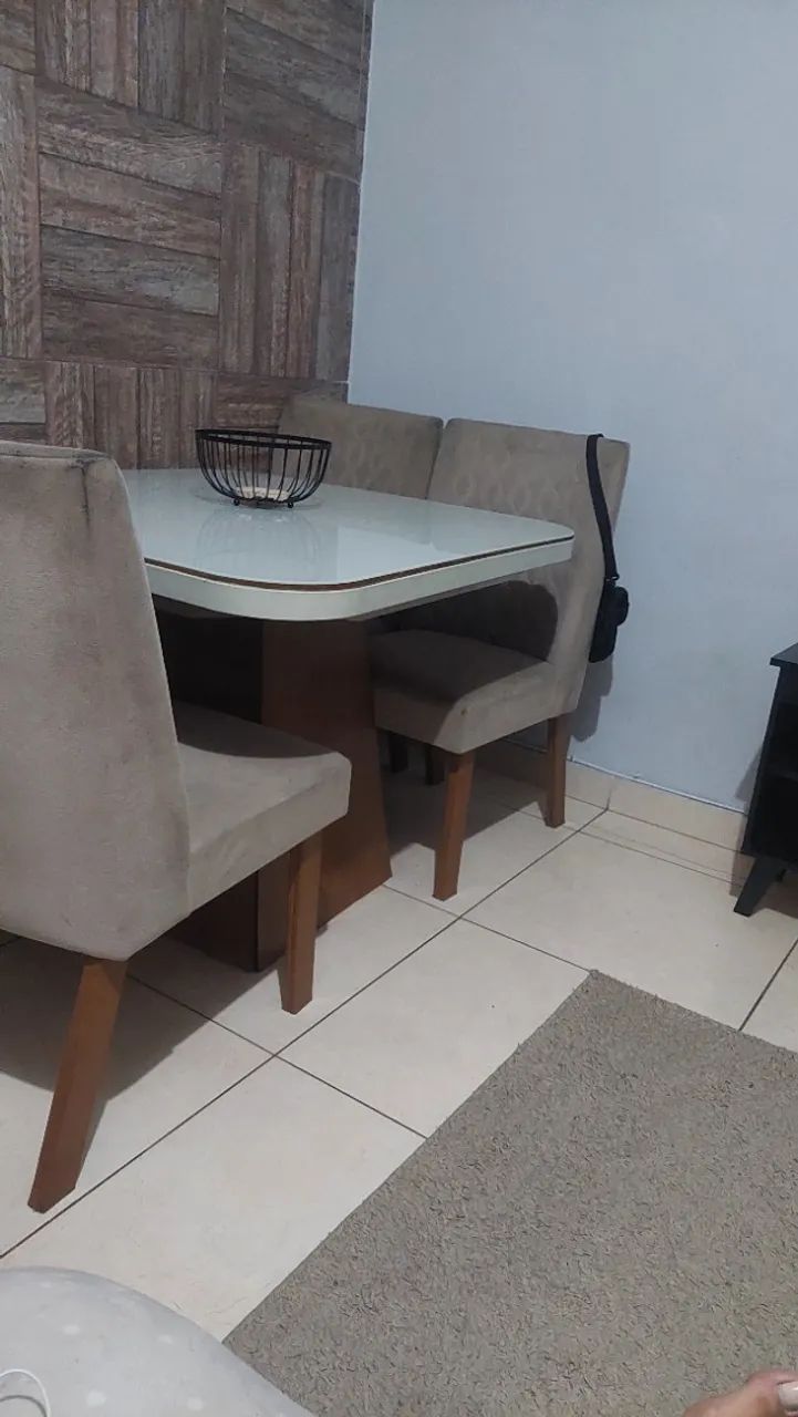 Conjunto mesa com 4 cadeiras...mesa com defeito tapao solto[ 