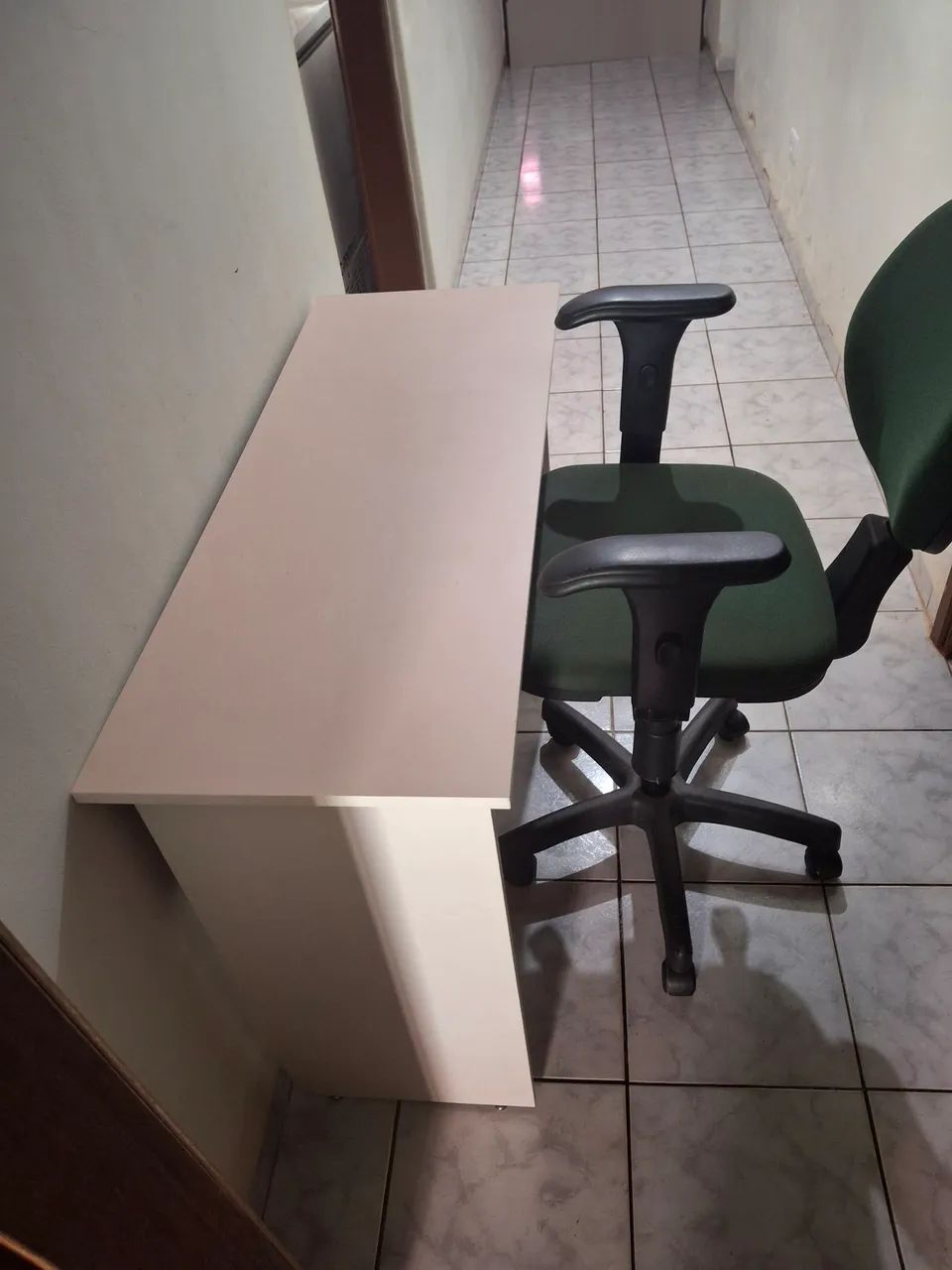 Mesa e cadeira giratória para estudos - Foto 4