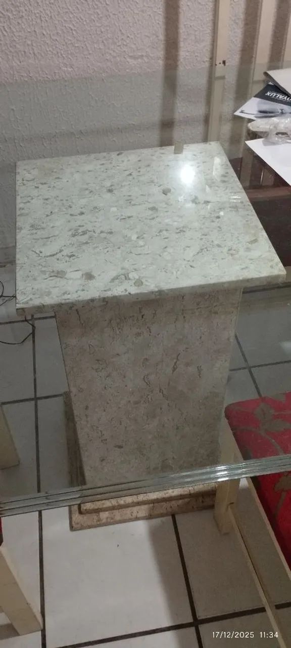 Mesa de vidro com 06 cadeiras, espelho e colunas de pedra. - Foto 5