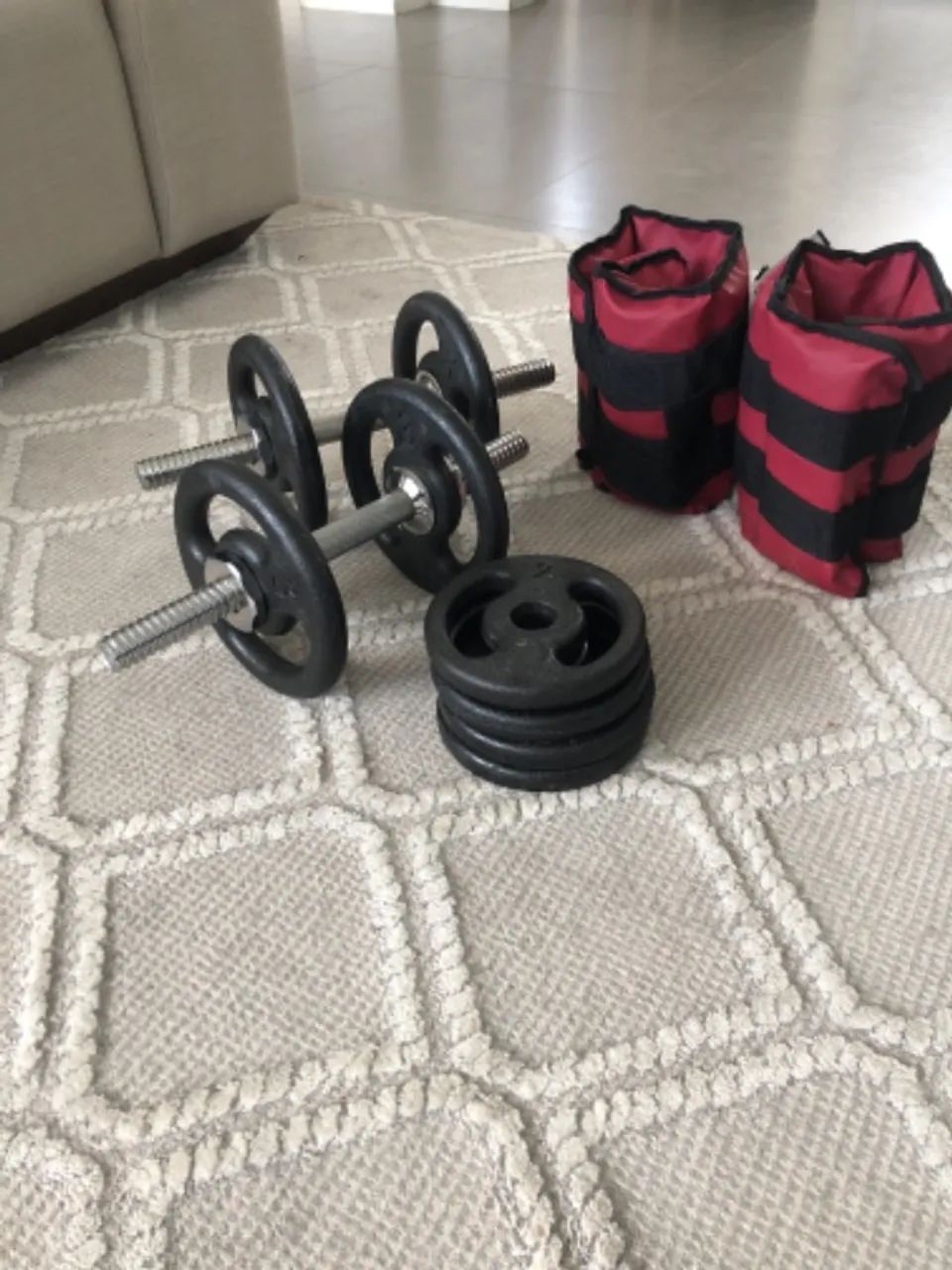 Anilhas e caneleira para musculação