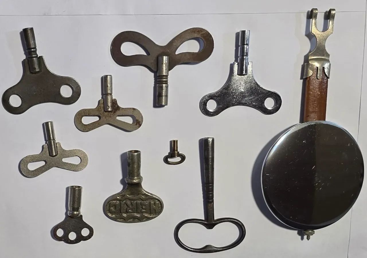 Lote de chaves de corda de relógios antigos e um pêndulo  - Foto 3