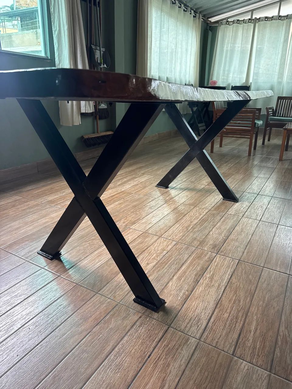 Mesa rústica grande/ Madeira maciça base de ferro / 8 lugares  - Foto 4