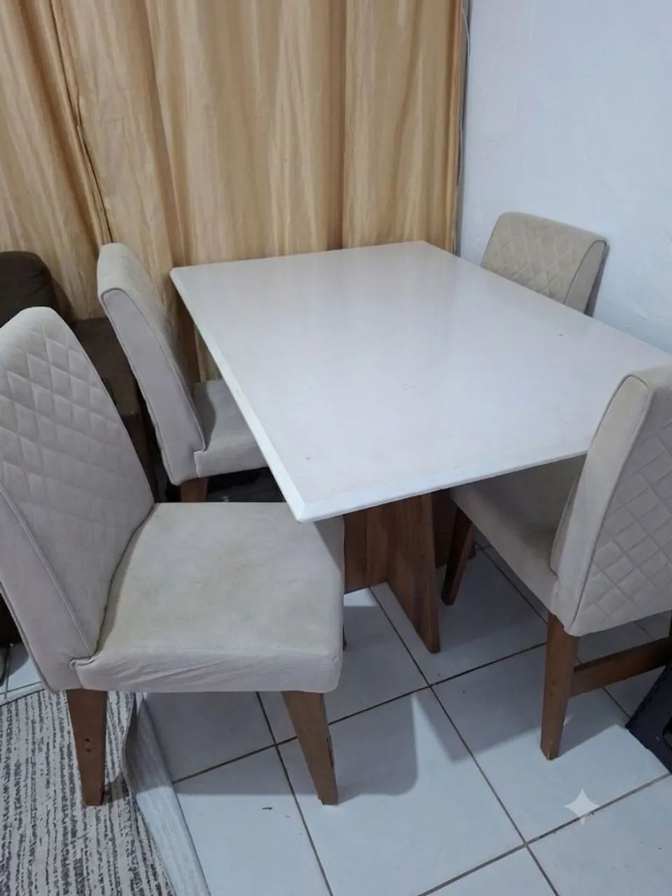 Mesa 4 cadeiras.