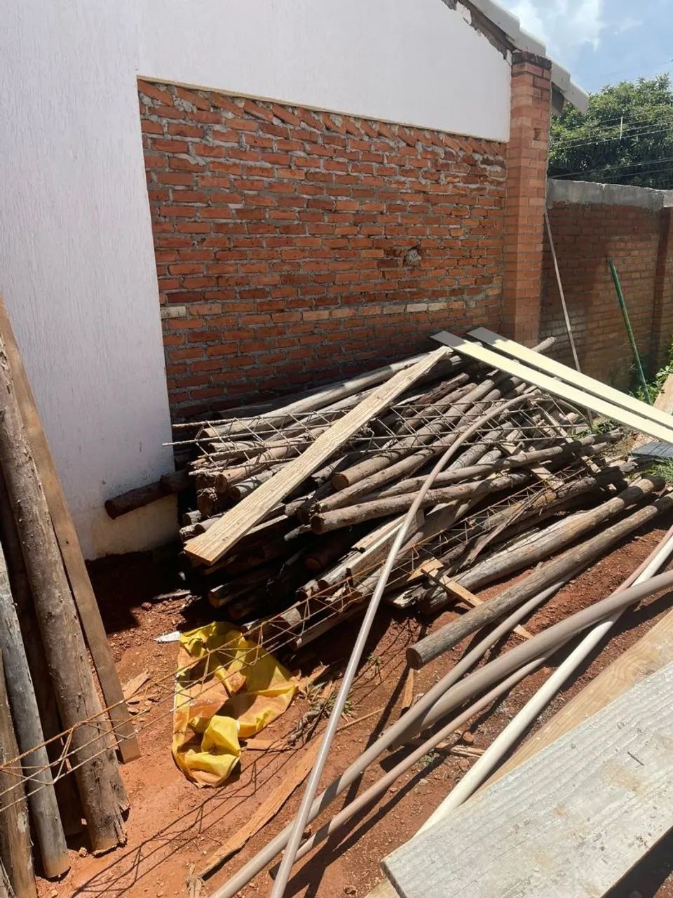 Vende se escoras e tijolinhos de vidro 