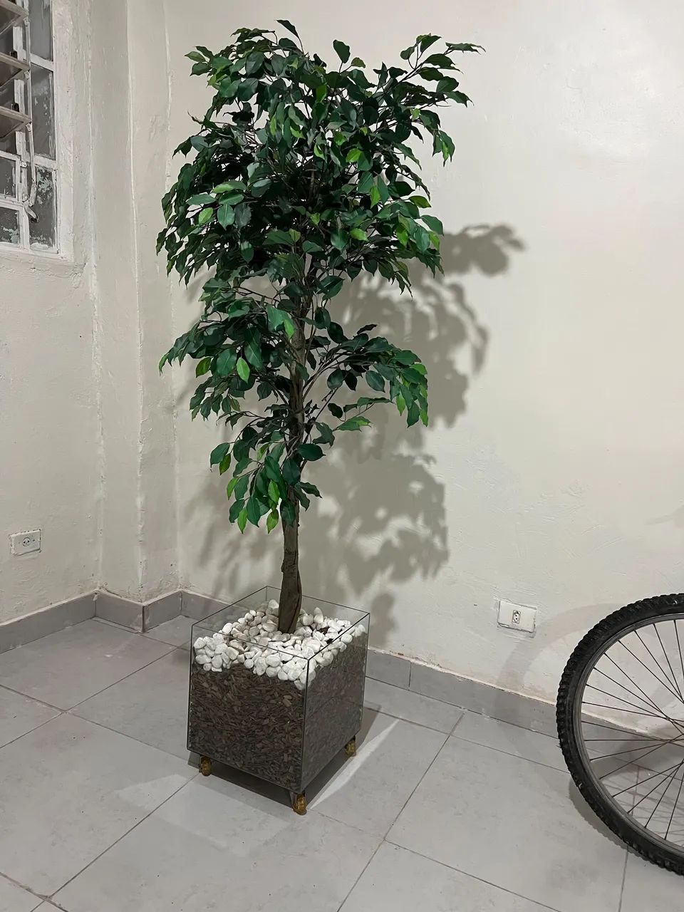 Planta artificial com vaso 