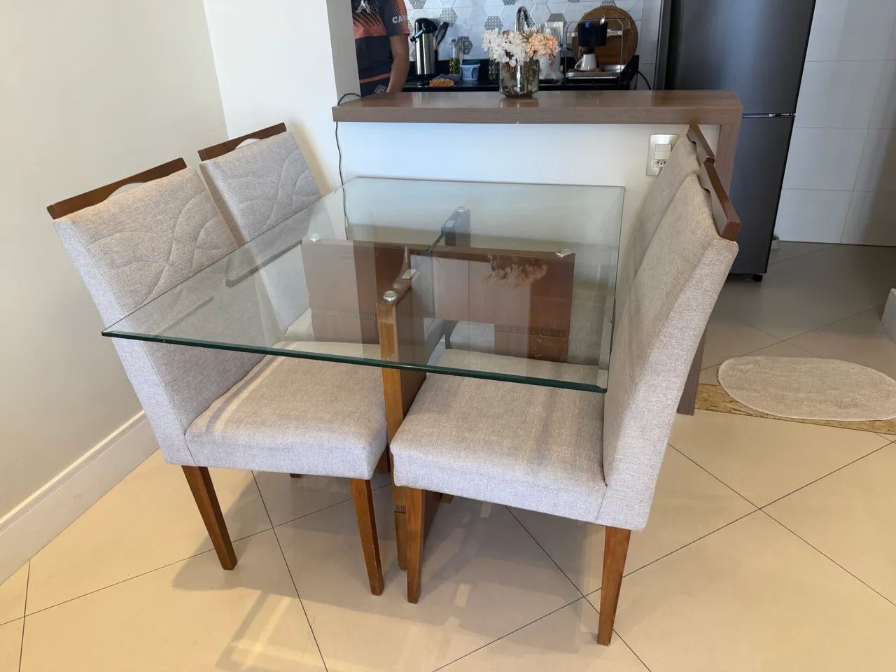 Vendo mesa  de vidro com 4 cadeiras - Foto 3
