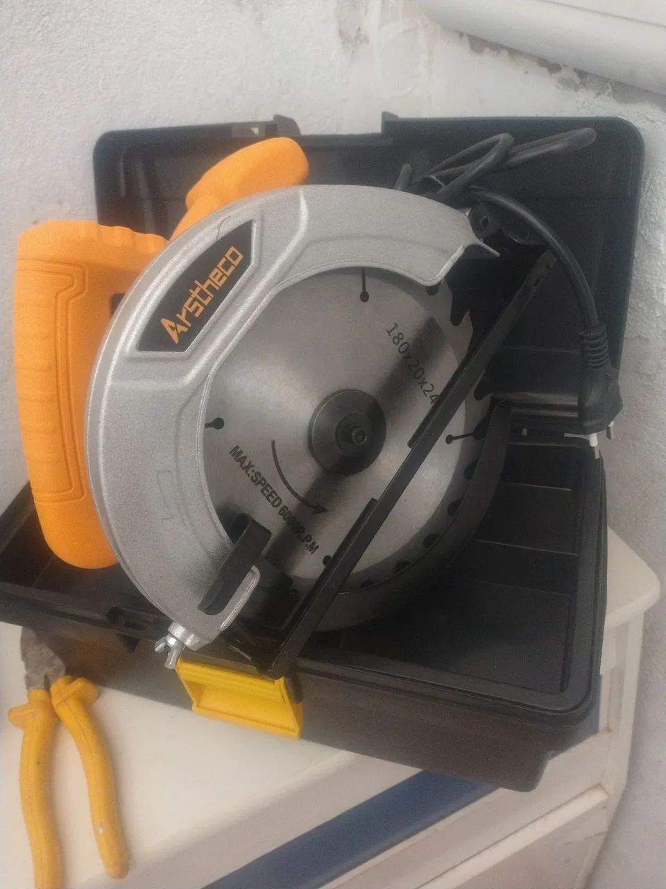 Serra circular 220 v. Nova