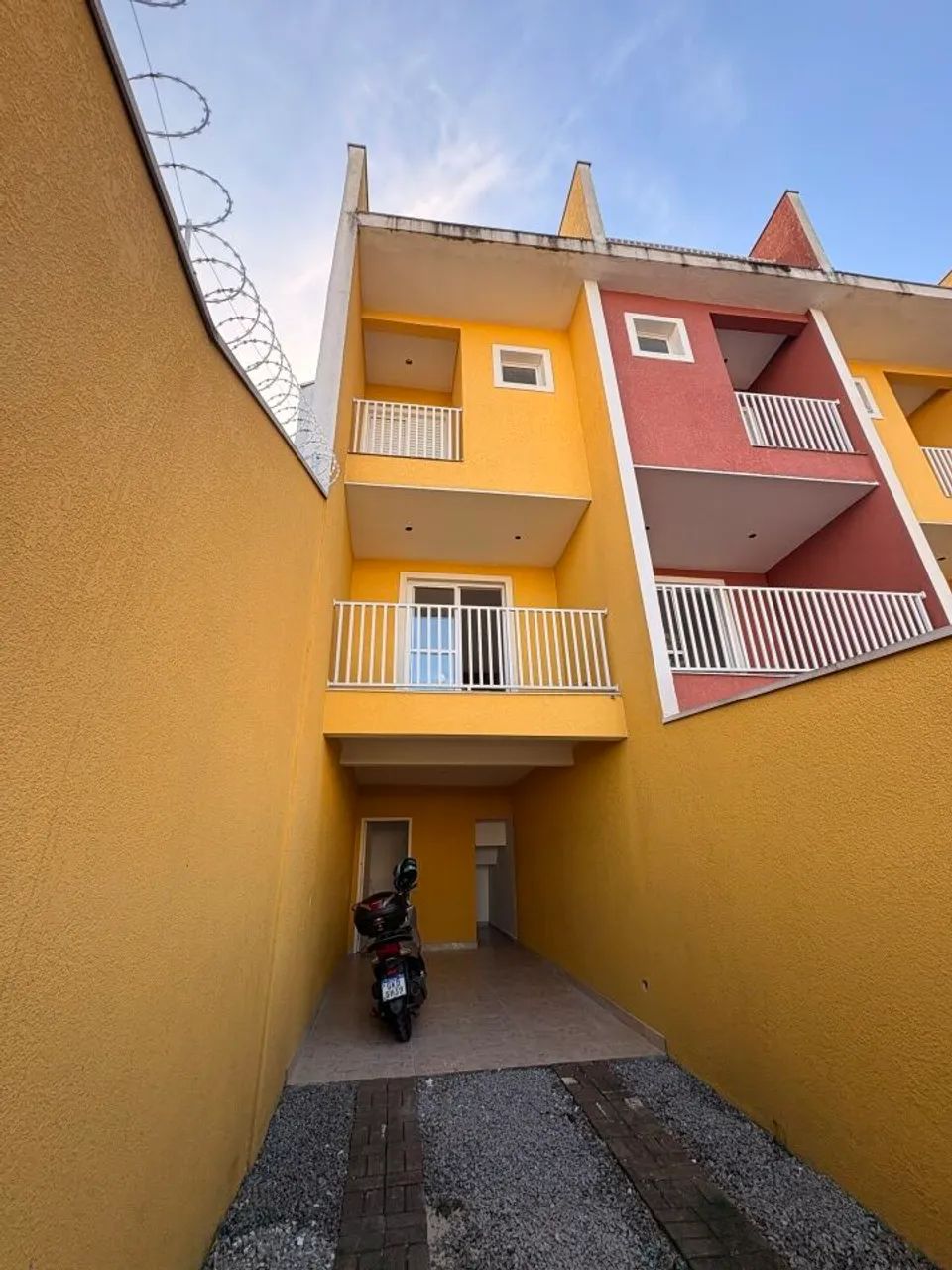 Sobrado com 3 suítes e solarium |Próximo à USP