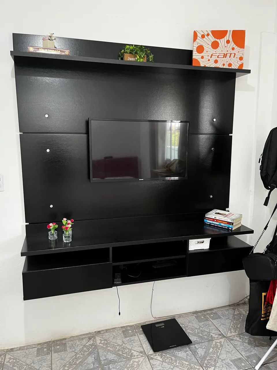 Painel para TV preto com nichos 