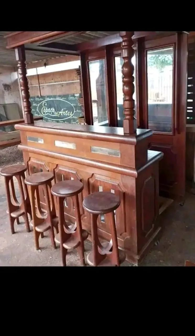 Bar de madeira mogno