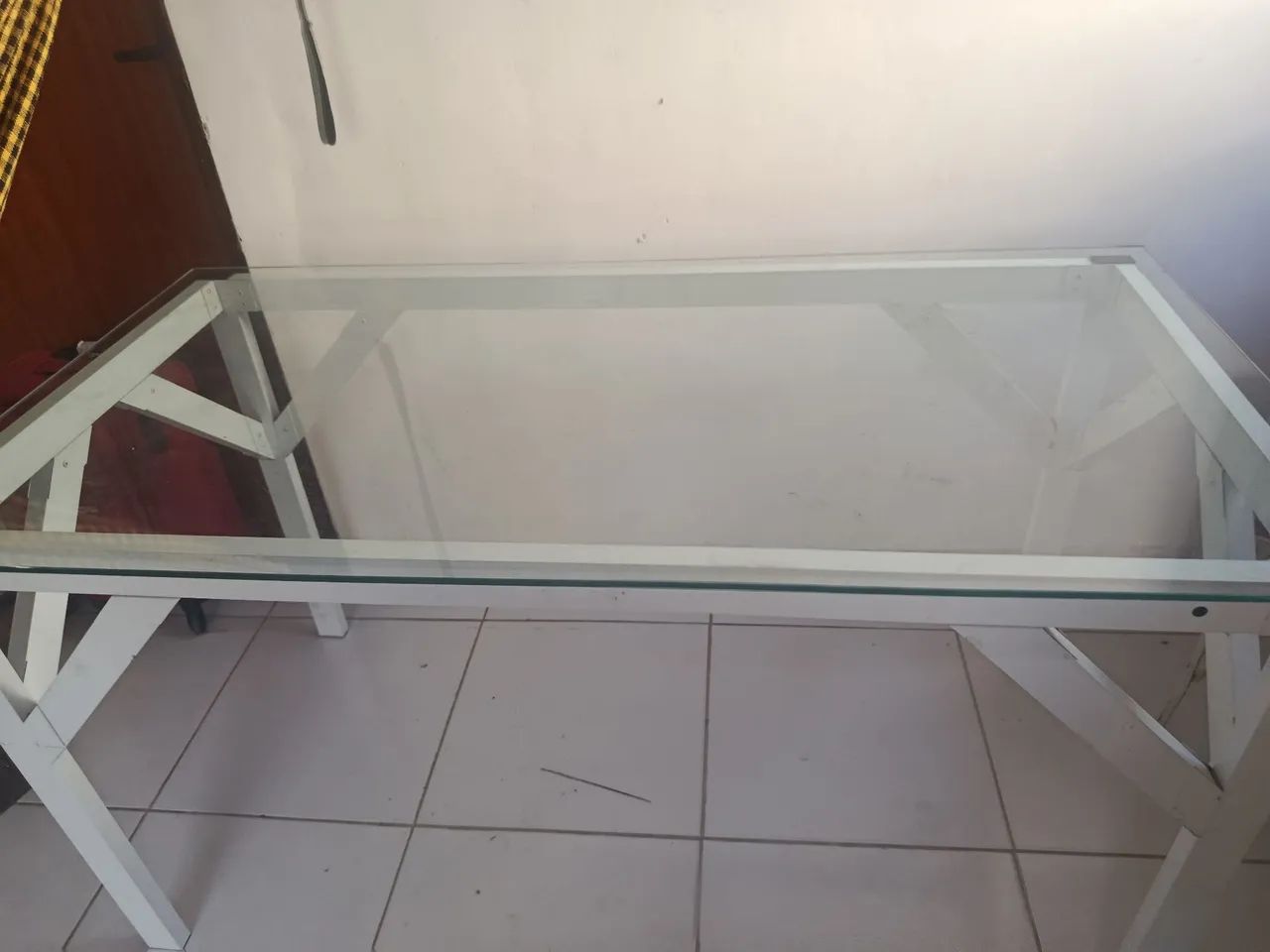Mesa com base de aço e tampo de vidro 