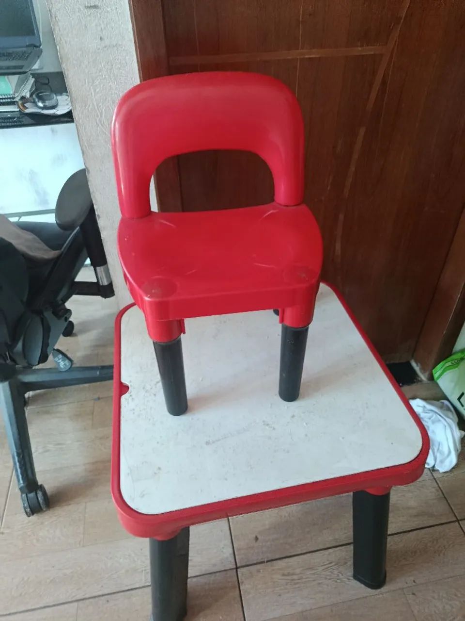 Mesa infantil com porta objetos e cadeira