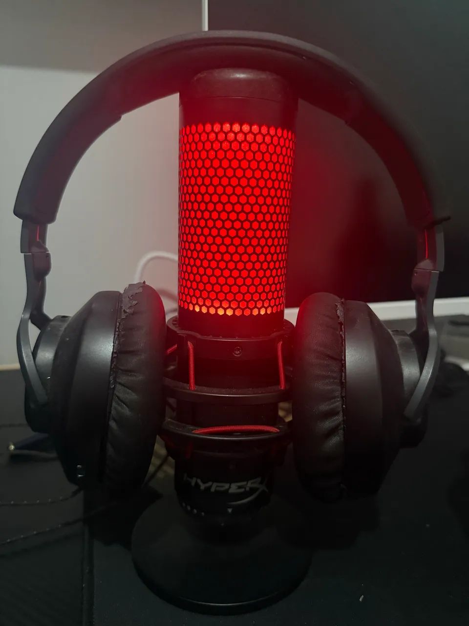 Microfone Hyperx Quadcast 2 + headset jbl Quantum 100
