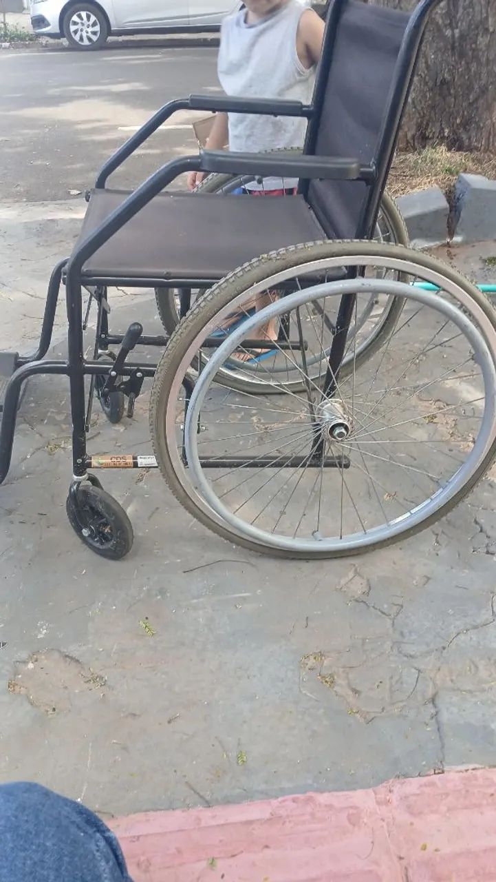 Vendo esta cadeira de roda 500 - Foto 2