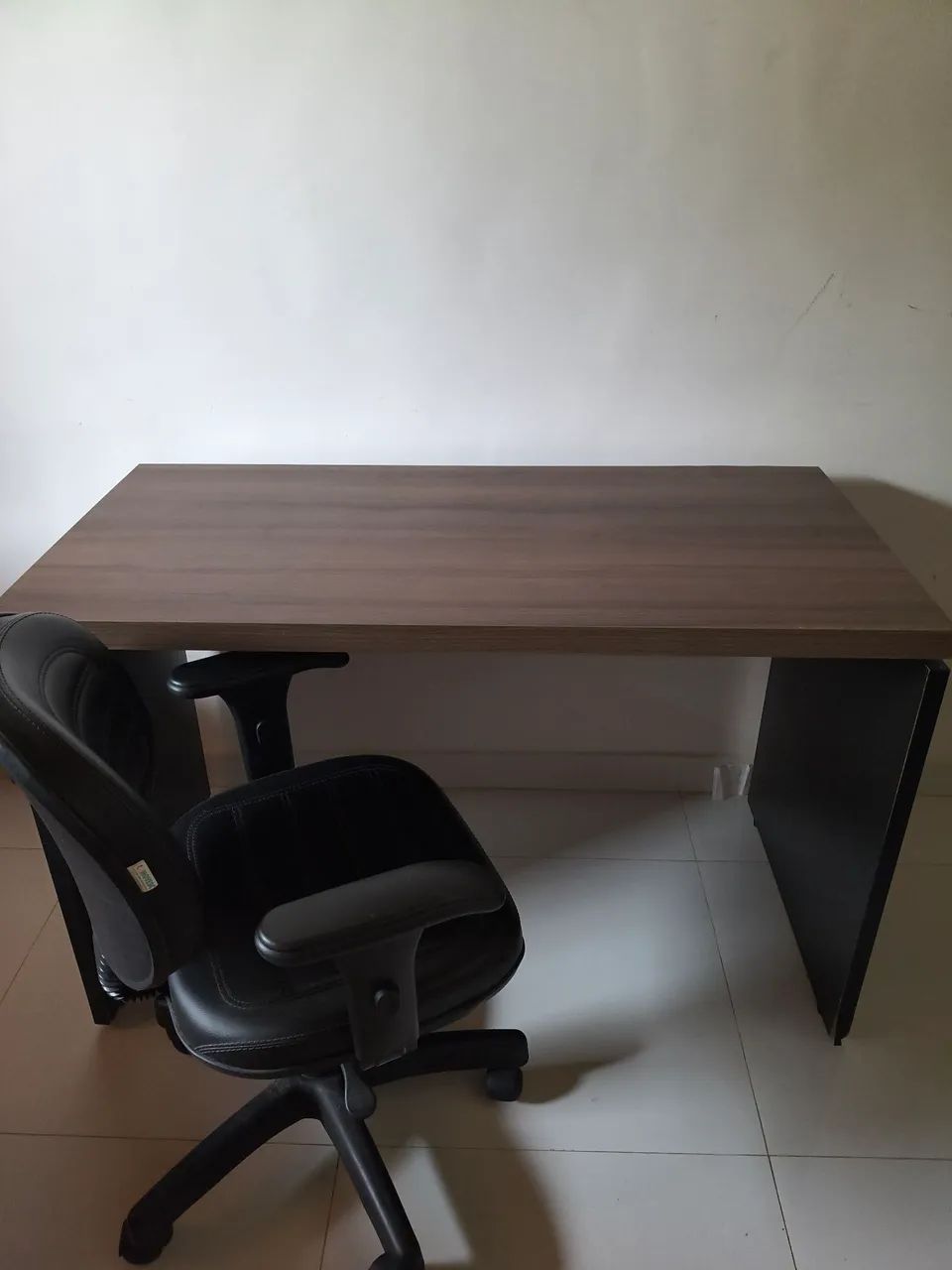 Vendo Conjunto de mesa e cadeira de Brinde um quadro.