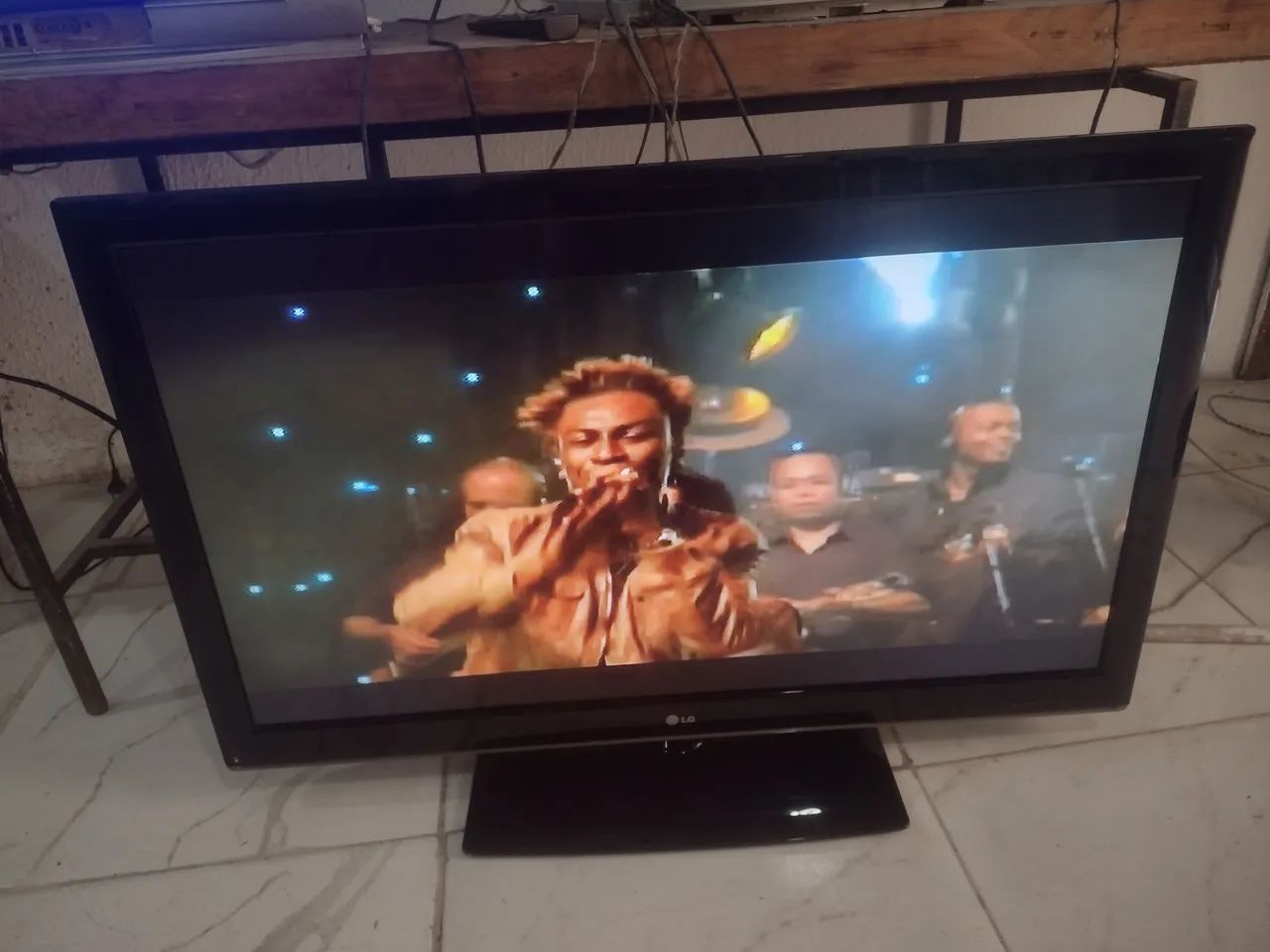 Vendo a TV LG de 42 polegadas LED controle remoto - Foto 2
