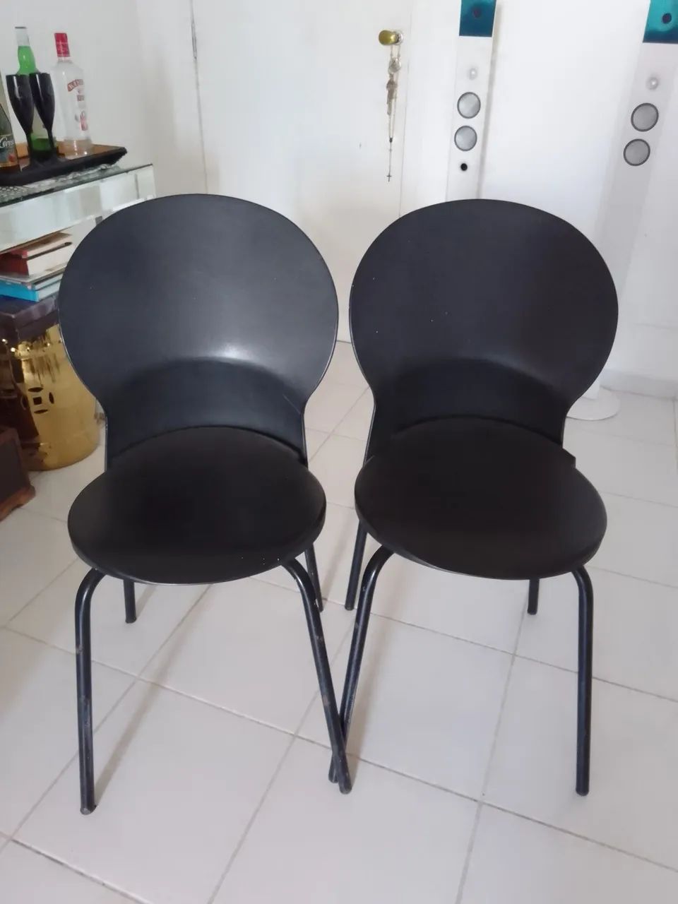 Vendo duas cadeiras ,em plástico super resistente,com pernas em ferro 