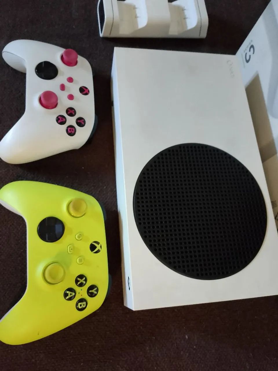 Xbox séries S com 2 controles com caixa  pronto para gra VI - Foto 3
