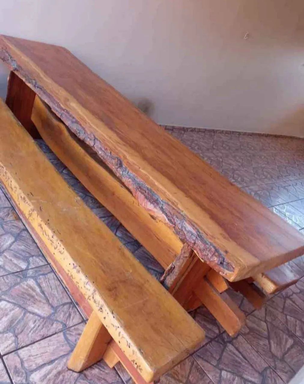 Linda mesa de jacarandá com dois bancos