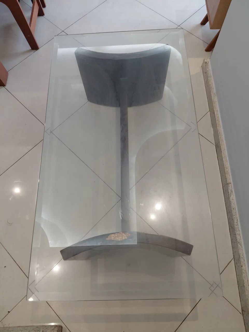 Mesa de centro elegante com tampo de vidro e base de madeira