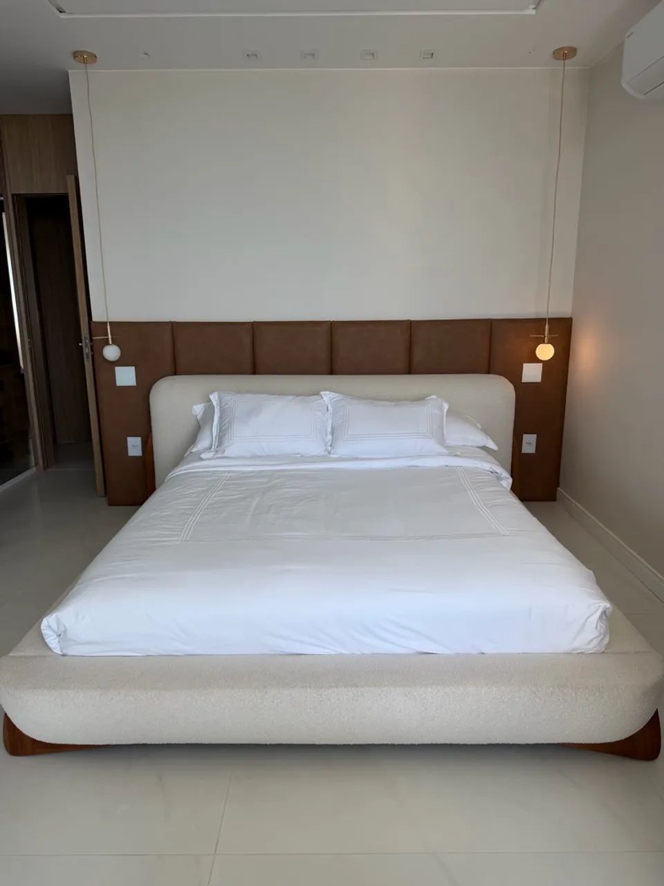 Cama estilo contemporâneo tecido bouclé e madeira maciça  - Foto 4