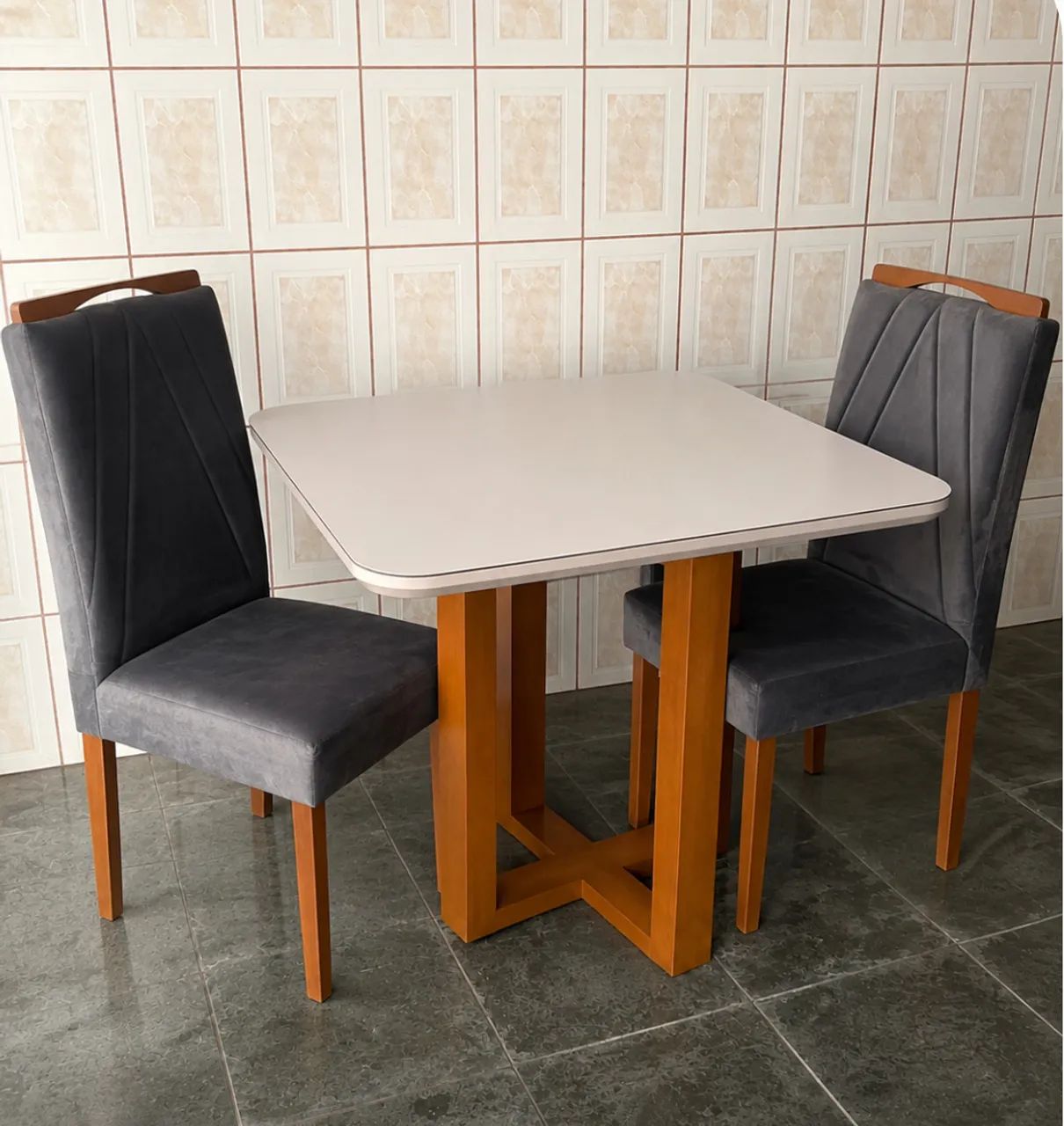 Mesa com 2 cadeiras bege 699,99