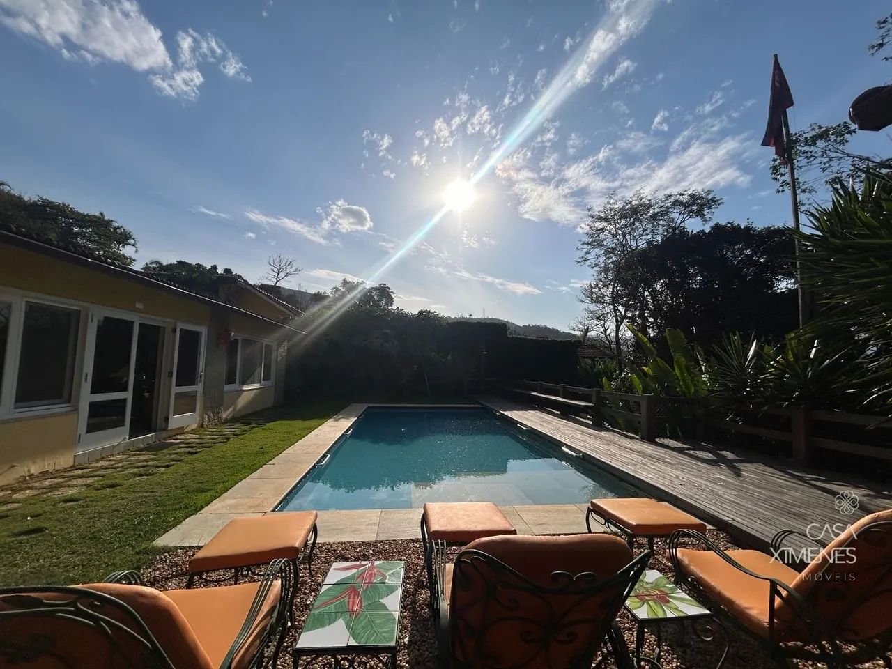 Casa com quatro quartos e ampla área externa em Nogueira, Petrópolis