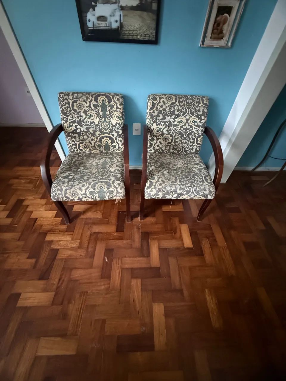 Par de Poltronas Clássicas com Braço em Madeira - Foto 3