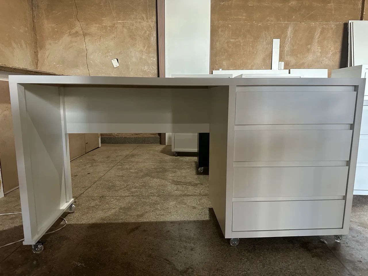 Vendo mesa de escritório 4 gavetas 100% MDF - Foto 3
