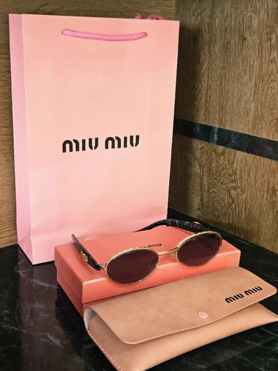 Óculos de Sol Miu Miu Oval - Elegância e Estilo Premium - Foto 3