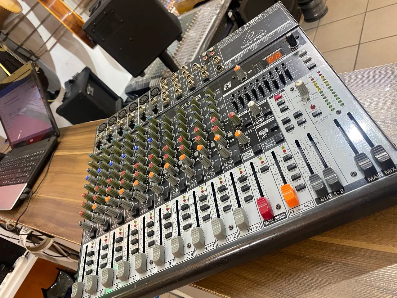 Mesa de som Behringer X1832 USB