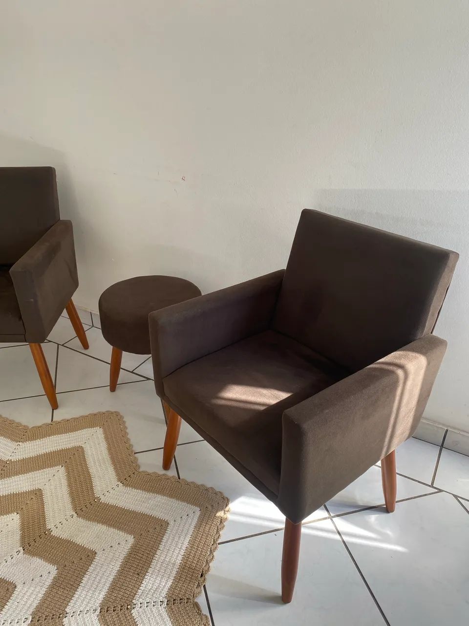 2 Poltronas e Puff Marrom Sala de Estar 
