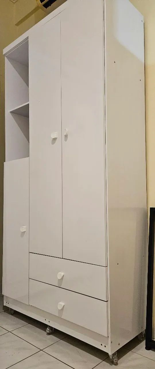 Guarda-roupa infantil branco - Excelente estado, espaçoso e com rodinhas! - Foto 2