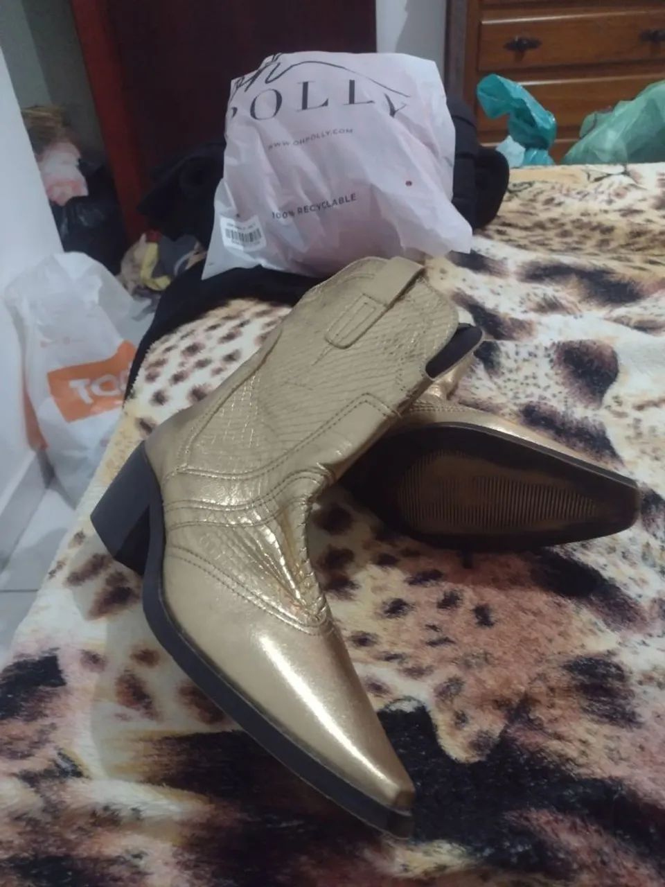 Bota Dourada de Couro Legítimo Tamanho 36  - Foto 3