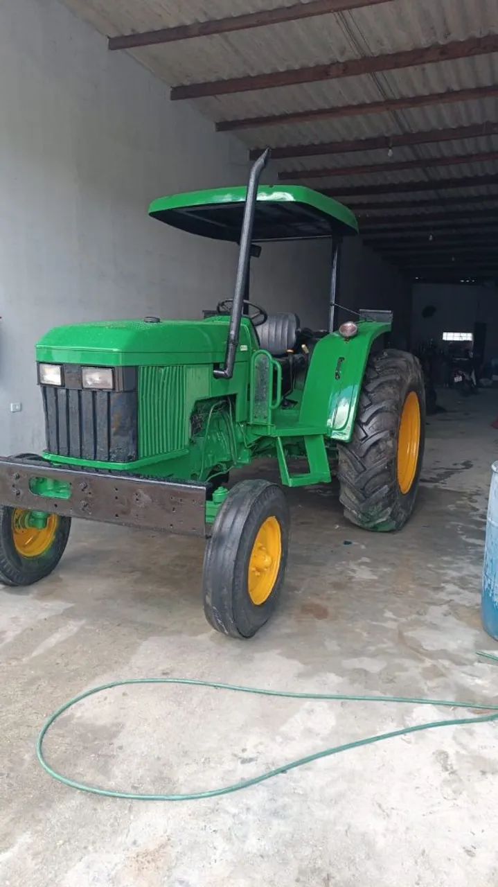 Trator John Deere 5600 - 4x2 - Ano 2000