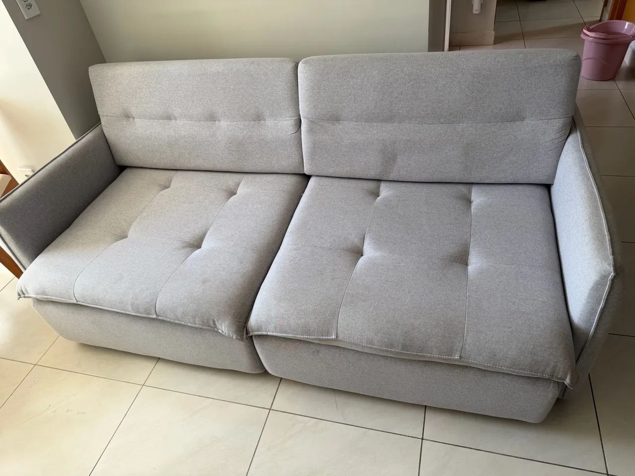 SOFÁ 3 LUGARES EM LINHO PREMIUM - CINZA CLARO - POUCO USADO - Foto 5
