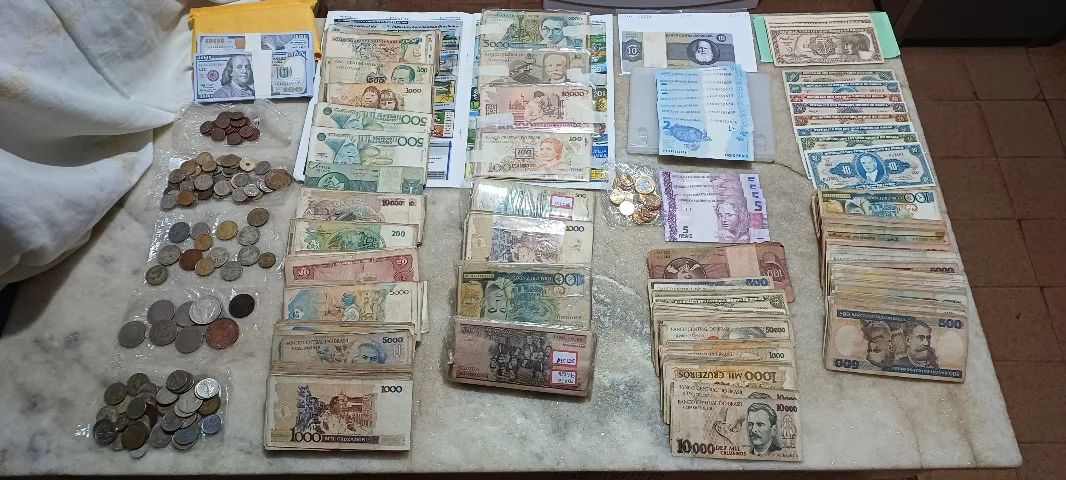 LOTE DE CÉDULAS ANTIGAS NOVAS E USADAS  E MOEDAS GRANDE QUANTIDADE LEIA... - Foto 2