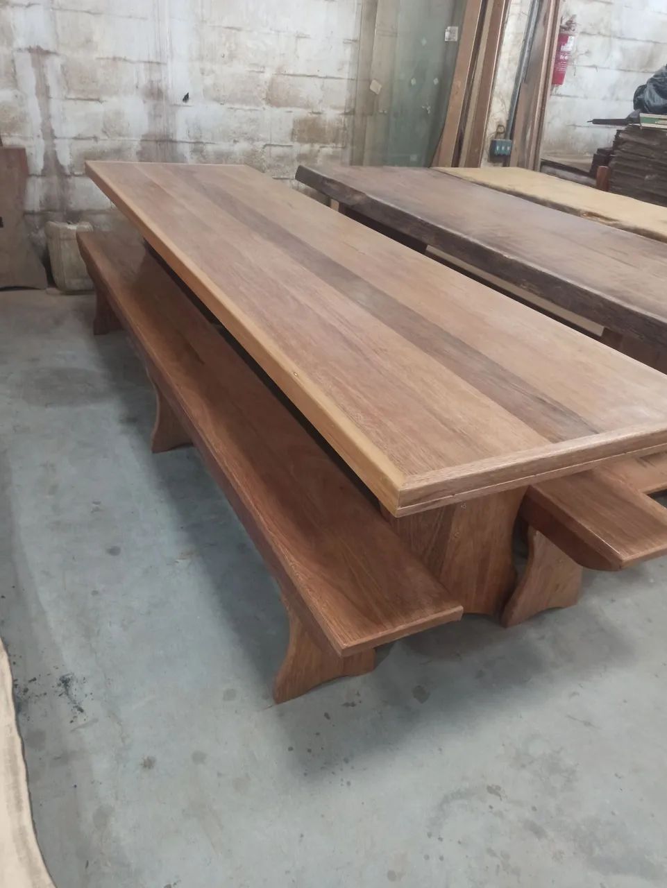 Mesa maciça com madeira de cedro 