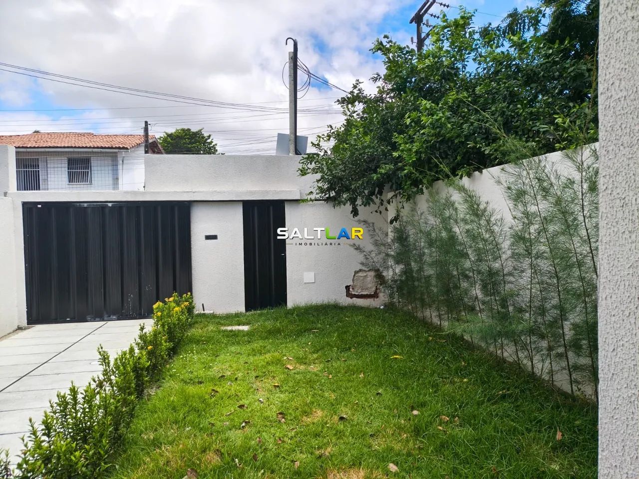 Casa plana com arquitetura moderna e pé direito elevado - Lagoa Redonda - Foto 2